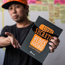 Juliano Kimura, autor do best-seller 'O Livro Secreto das Redes Sociais', especialista em Inteligência Artificial certificado pelo MIT.