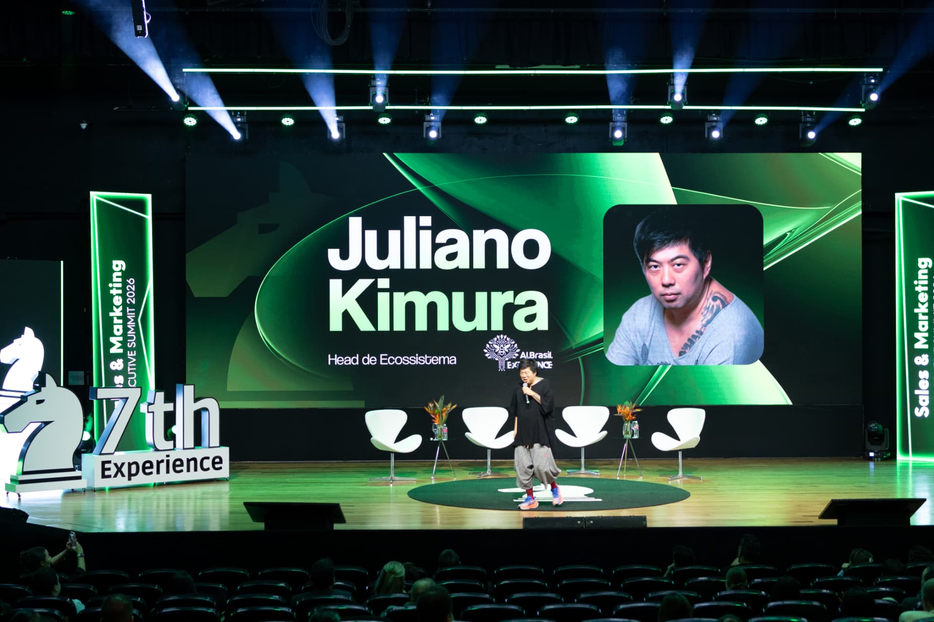 Juliano Kimura palestrando no evento 7th Experience sobre Inteligência Artificial e transformação digital para audiência corporativa.